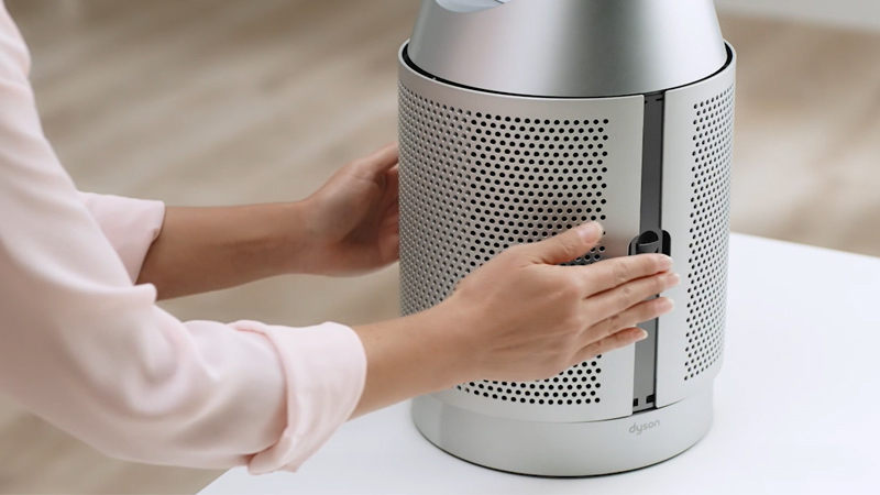 Nhẹ nhàng tháo bộ lọc cũ của máy lọc không khí Dyson ra
