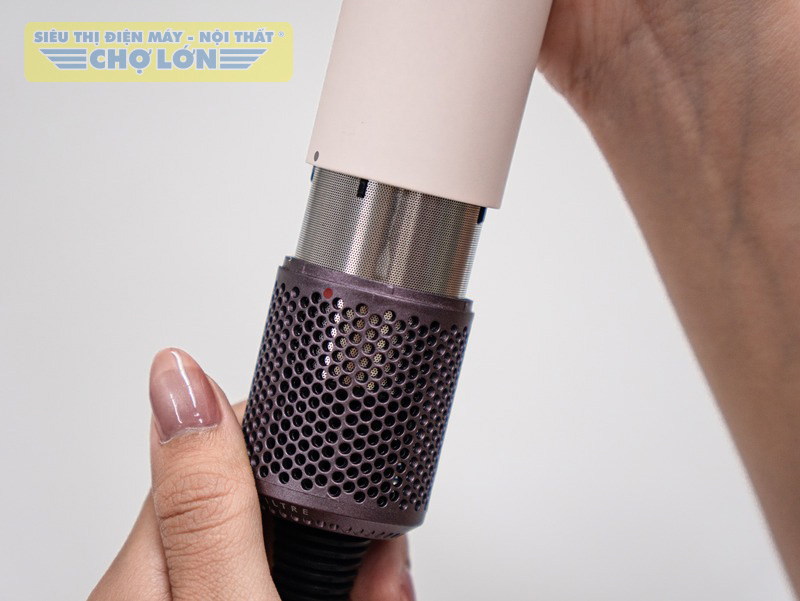 Trước tiên tháo lồng lọc của máy sấy tóc Dyson Supersonic Nural HD16