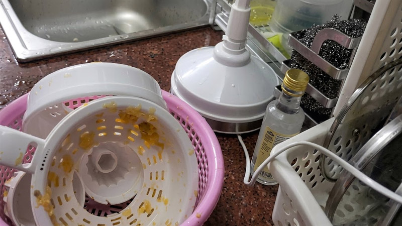 Tháo rời các bộ phận của máy vắt cam