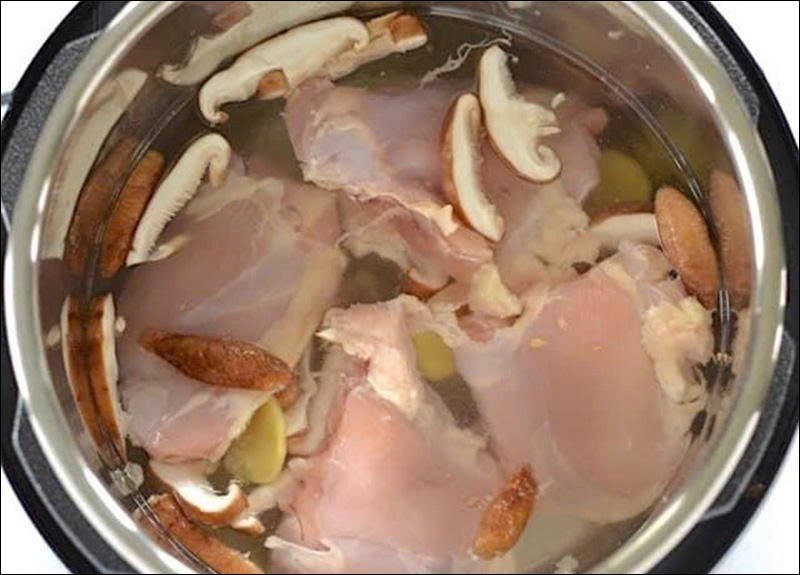 Cho gạo đã ngâm vào nồi áp suất và thêm các nguyên liệu khác 