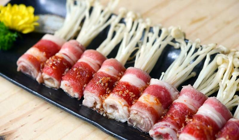 Thịt bò cuộn nấm nướng