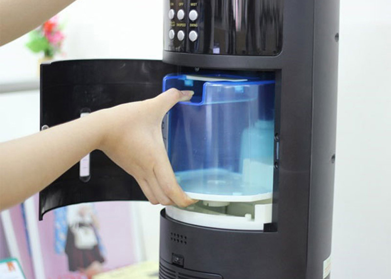 Tháo bình chứa nước, đổ nước cũ, rửa sạch và lau khô