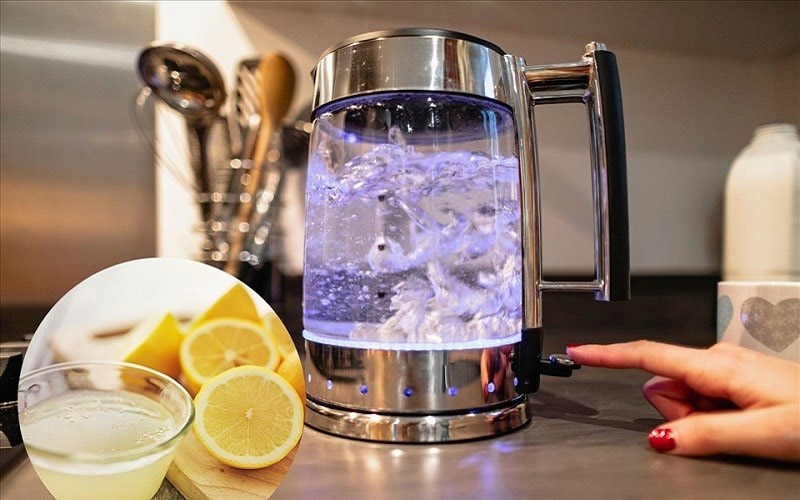 Dùng chanh tươi và nước ấm vệ sinh bình đun 