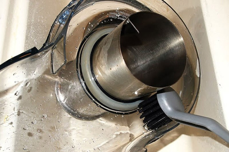 Dùng miếng cọ bọt biển để chà rửa nhẹ nhàng