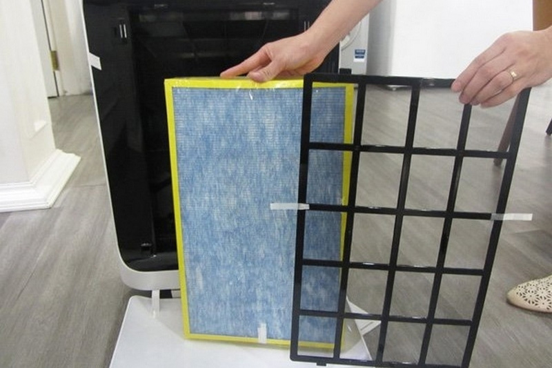 Thực hiện vệ sinh sau khi phân loại bộ phận máy lọc không khí Coway