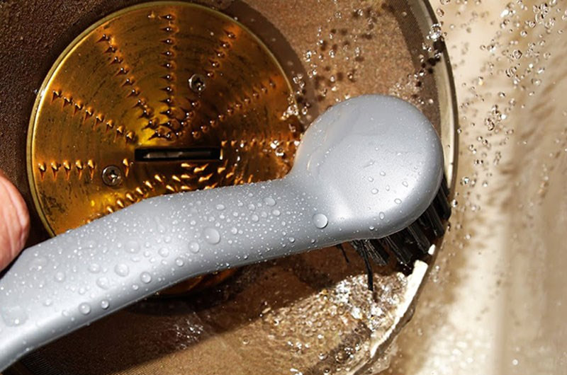 Dùng bàn chải để chà kỹ các khe và lưỡi dao