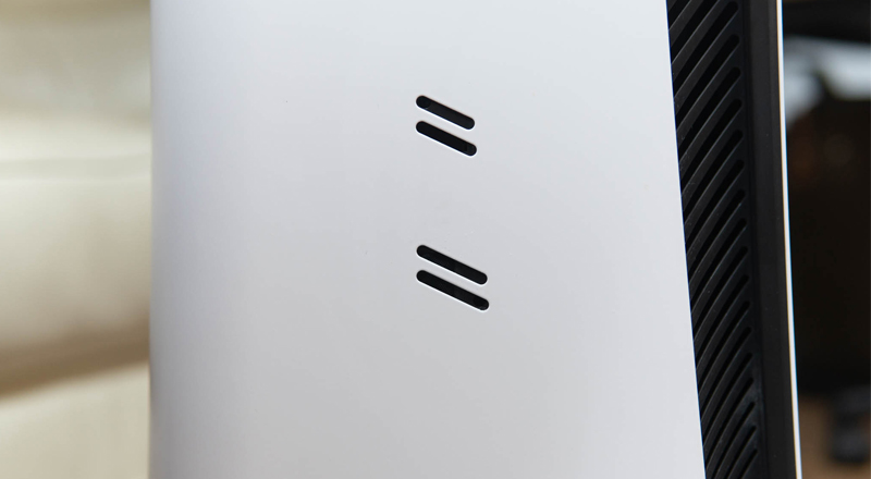 Vệ sinh khe hút gió bằng cọ mềm hoặc máy hút bụi mini