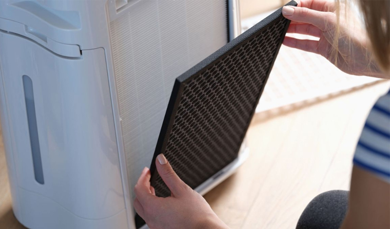 Vệ sinh khung máy lọc và bên trong 