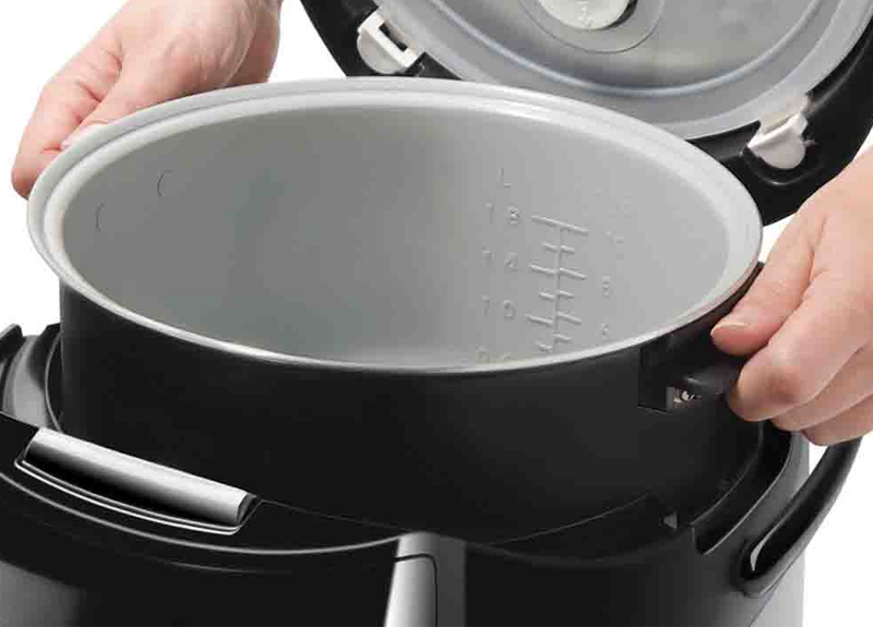 Nên vệ sinh sạch sẽ lòng nồi và lau khô trước khi cho gạo vào.