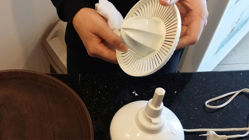 Rửa trực tiếp lưới lọc và đầu vắt dưới vòi nước