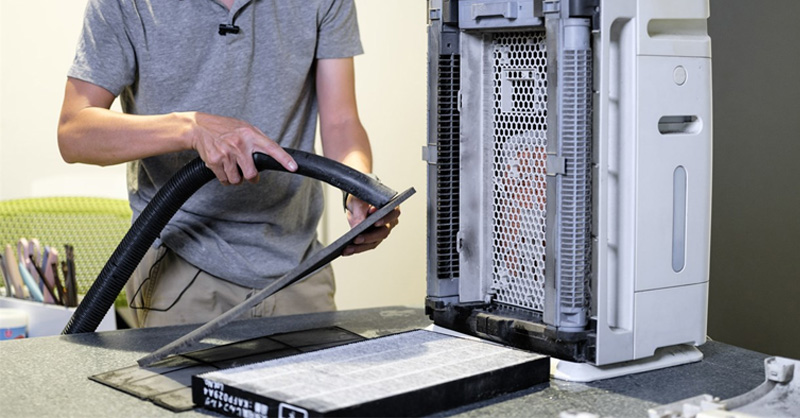 Làm sạch màng lọc HEPA nhẹ nhàng bằng máy hút bụi mini