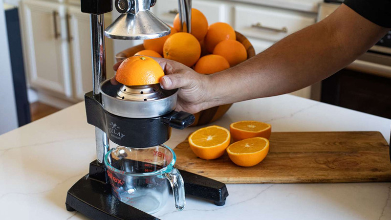 Loại bỏ hạt trước khi vắt cam bằng máy vắt 