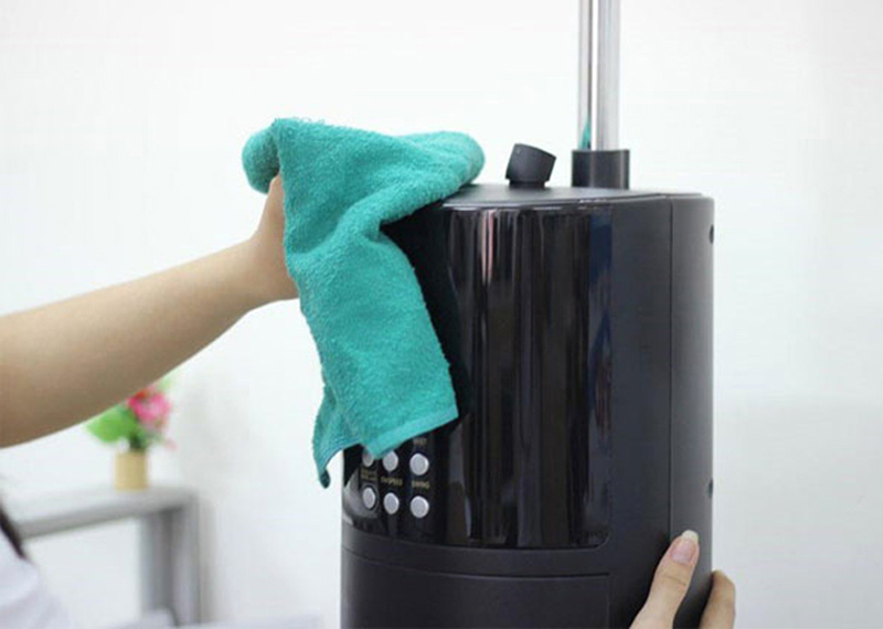Dùng khăn ẩm mềm lau bề mặt thân quạt phun sương 