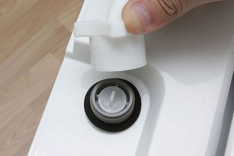 Vệ sinh máy bơm và bộ lọc của máy giặt Electrolux