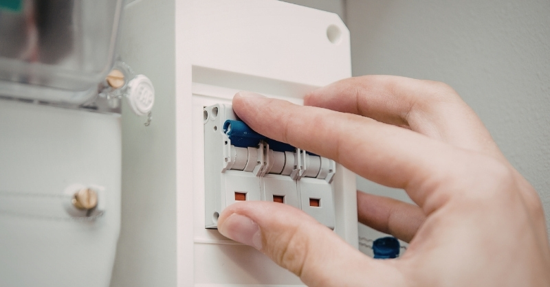 Ngắt nguồn điện trước khi vệ sinh máy lạnh Sanyo