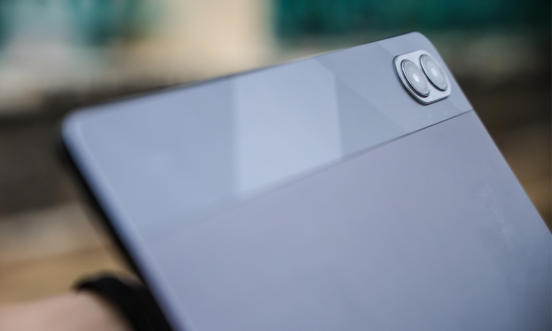 Cụm camera kép của Redmi Pad 2 Pro được bố trí gọn gàng tại góc trái