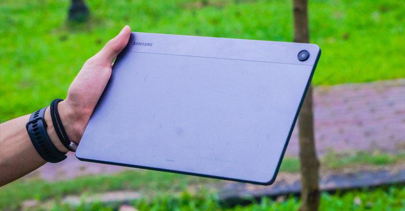 Mặt lưng của Galaxy Tab A11 Plus được thiết kế theo phong cách tối giản
