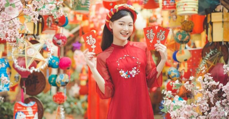 Mùng 1 Tết 2026 mặc màu gì để may mắn cả năm, thu hút tài lộc?