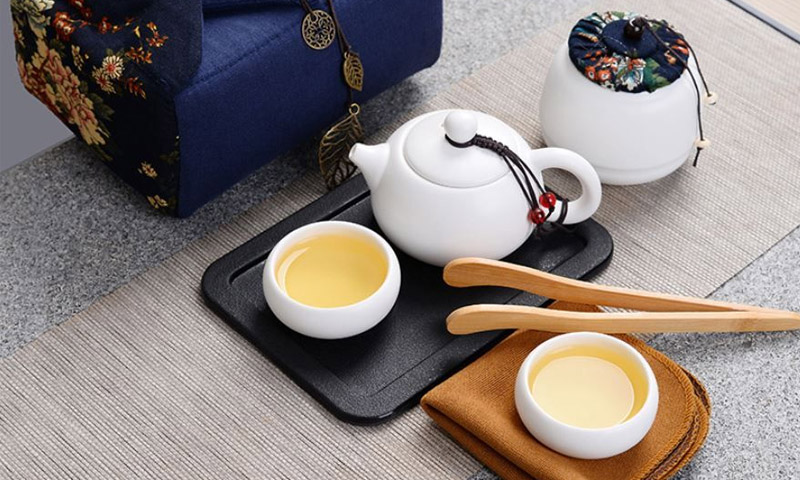 Uống trà là thói quen của nhiều người trung niên và lớn tuổi