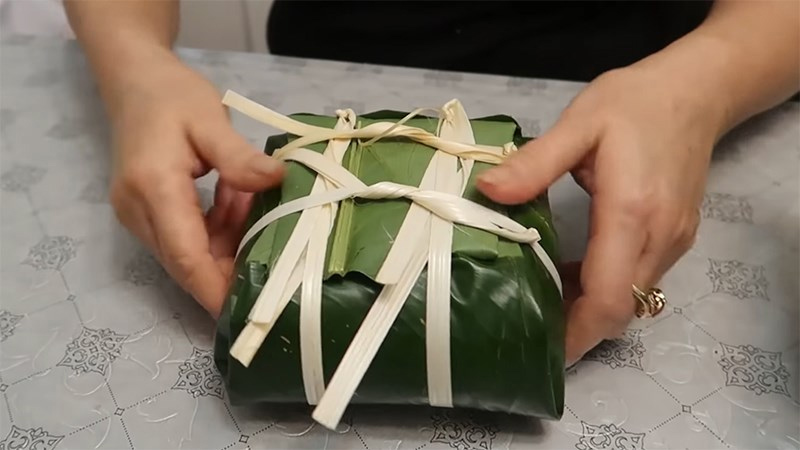 Buộc dây lạt lại để cố định bánh