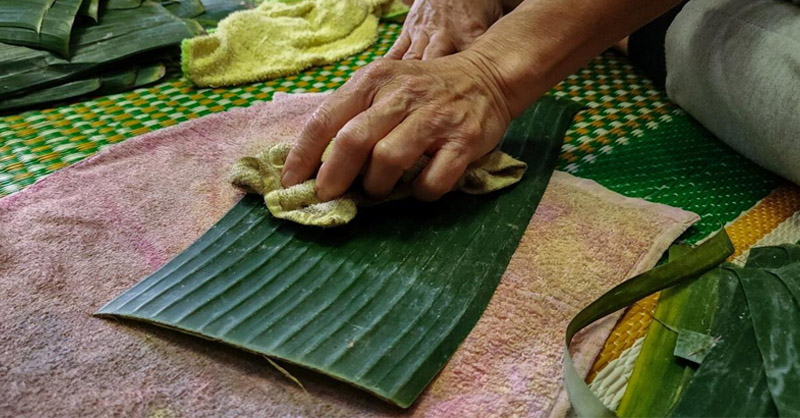 Lau sạch lá chuối, cắt thành từng miếng dài khoảng 30cm