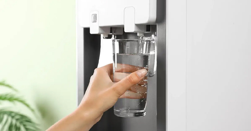 Cây nước nóng lạnh cung cấp nguồn nước để pha trà, cà phê 