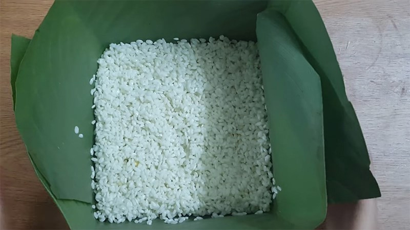 Cho nguyên liệu vào trong khuôn bánh và nén chặt cho nguyên liệu dàn đều