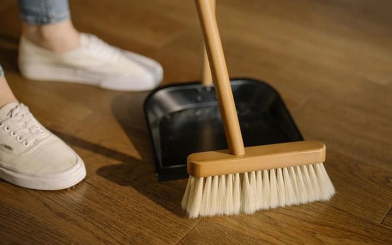 Chổi và ky hốt rác là những vật dụng quen thuộc trong gia đình 