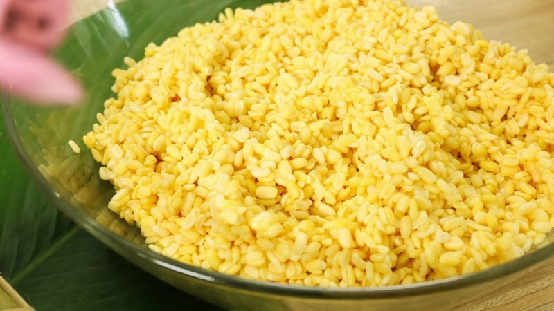 Có thể dùng đậu xanh còn vỏ hoặc cà vỏ để làm bánh tét