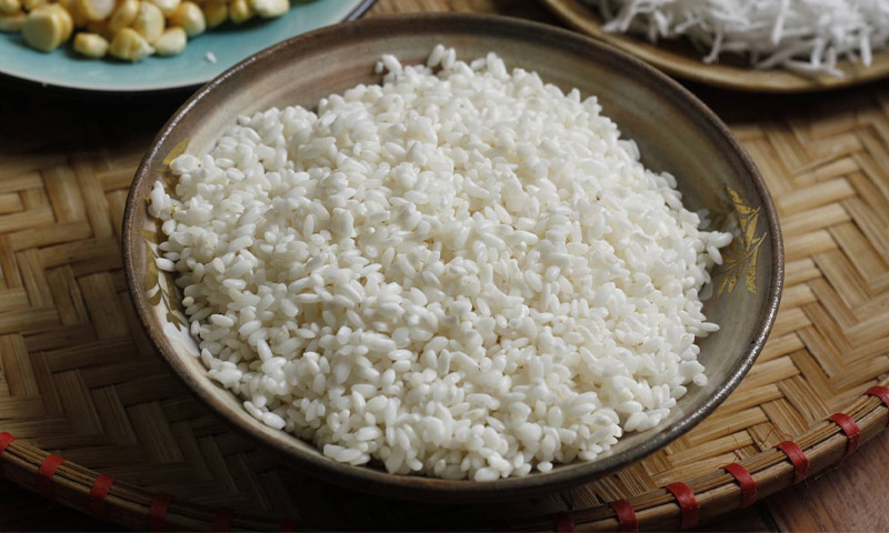 Khi chọn nếp gói bánh tét, nên ưu tiên loại nếp hạt to, tròn đều