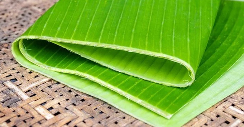 Lá chuối lau sạch, cắt khúc vừa gói