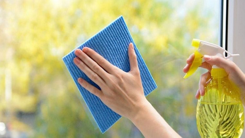Dụng cụ lau kính hạn chế vết loang, bám bẩn khó chịu trên kính 