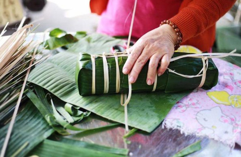 Dùng lạt buộc bánh theo cả chiều dọc lẫn chiều ngang