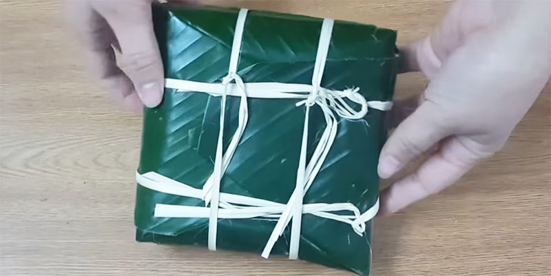 Dùng dây lạt để buộc bánh hình caro và hoàn tất quá trình gói bánh