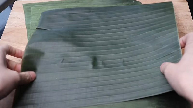 Lau sạch và phơi khô lá chuối ngoài nắng