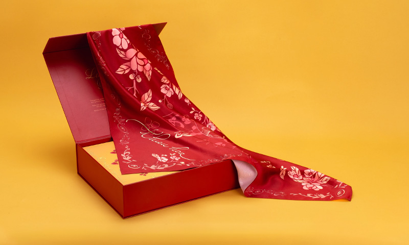 Khăn lụa cao cấp giúp mẹ dễ dàng phối cùng nhiều trang phục khác nhau