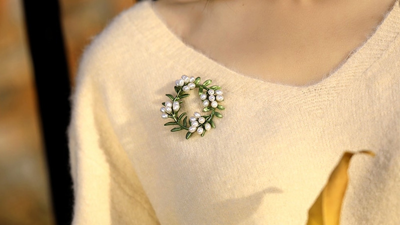Kim cài áo là món quà mang tính thẩm mỹ cao