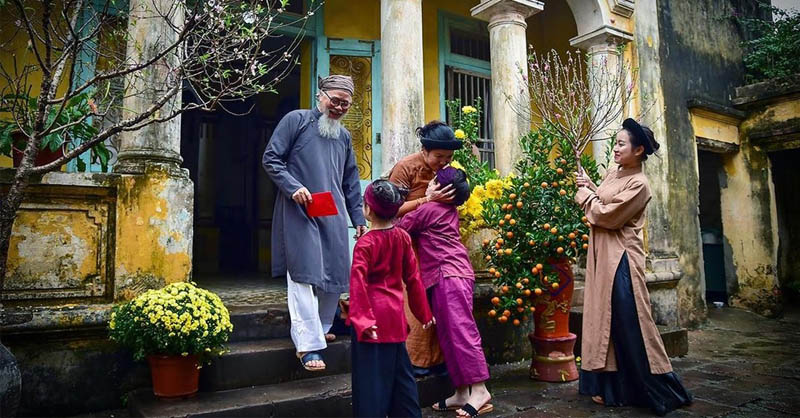 Nên mặc quần áo chỉnh tề, màu sắc nhã nhặn để xông đất 