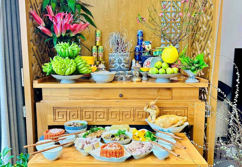 Mâm cúng giao thừa trong nhà đầy đủ các món mặn và mâm ngũ quả