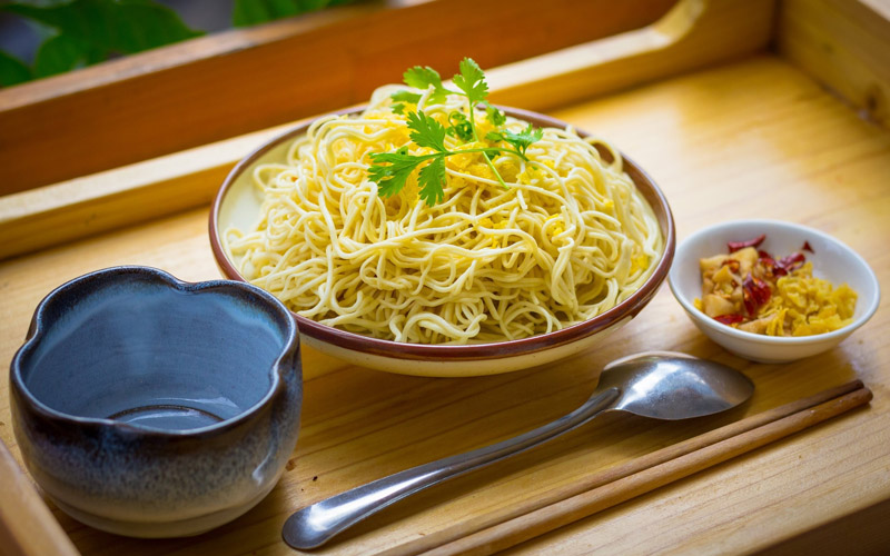 Ăn mì sợi dài trong dịp Tết