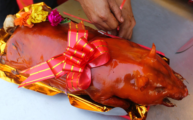 Heo quay là lễ vật quen thuộc trong mâm cúng ngày vía Thần Tài