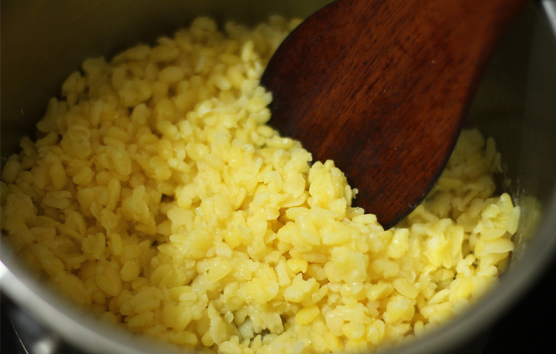 Đậu xanh rửa sạch, nấu chín mềm trên lửa vừa