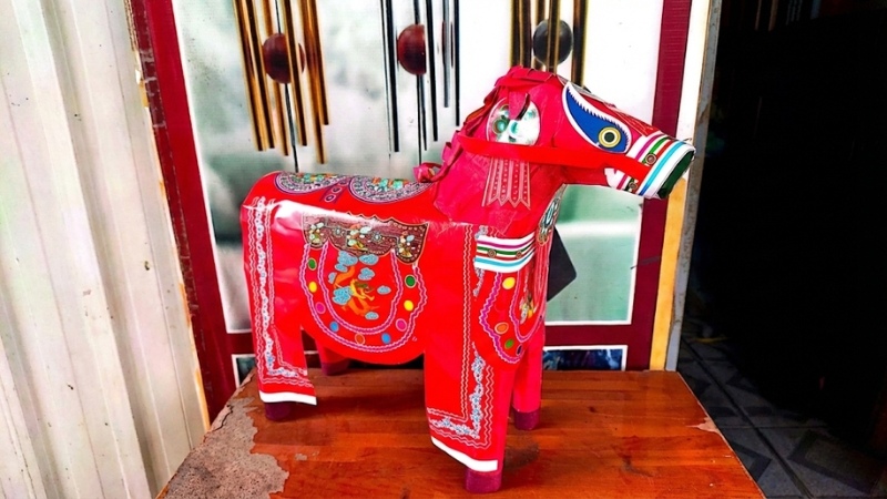Ngựa giấy màu đỏ cúng giao thừa năm 2026 Bính Ngọ