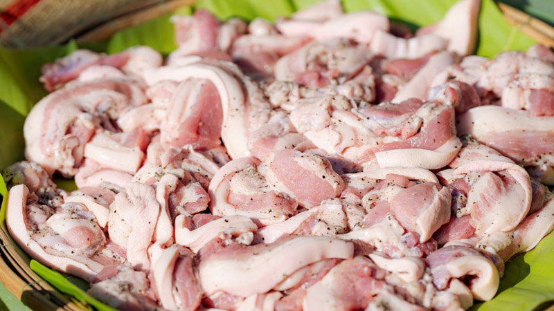 Thịt ba chỉ mua về cạo sạch da, bóp nhẹ với muối và nước cốt chanh