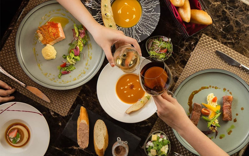 Trổ tài nấu ăn tặng bạn gái vào 8/3