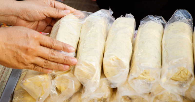 Chia đậu xanh thành từng phần, dàn mỏng rồi đặt thịt vào giữa