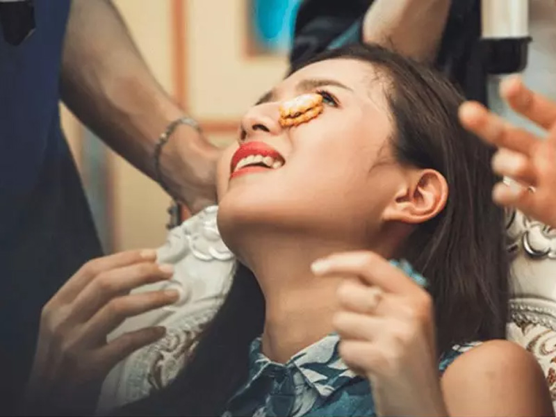 Không dùng tay, người chơi dùng mặt để ăn bánh trong thời gian ngắn nhất