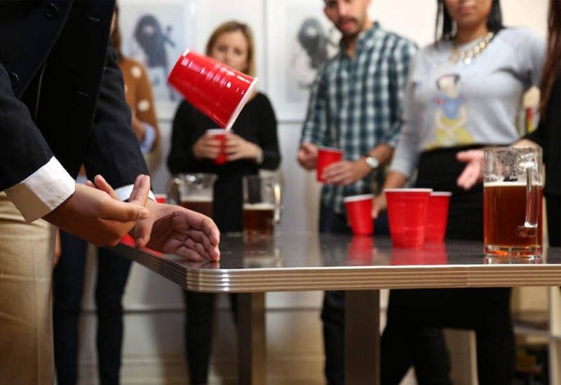 Ai lật úp cốc thành công nhanh nhất sẽ thắng 