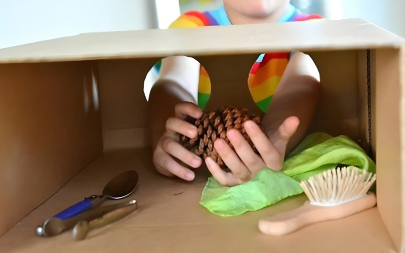 Người chơi bịt mắt, sờ vào vật trong hộp kín và đoán đúng tên đồ vật