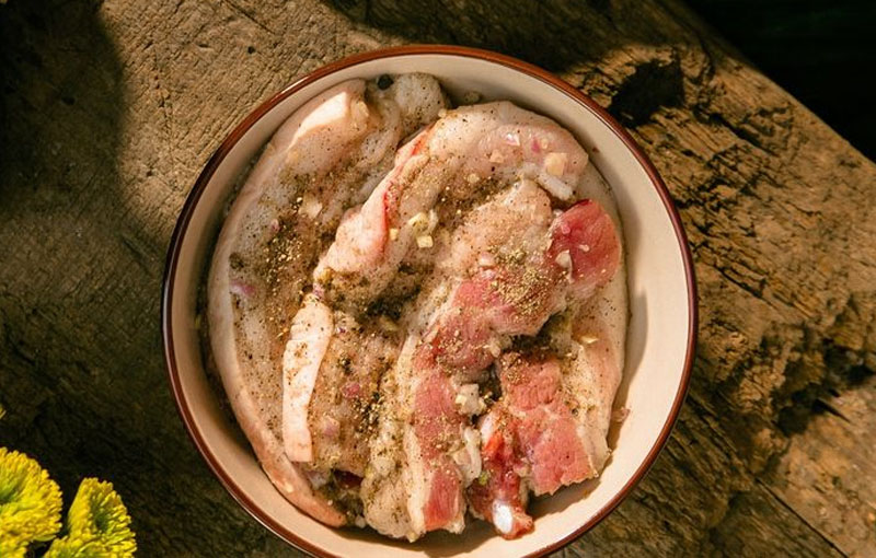 Thịt ba rọi cắt miếng vừa ăn, ướp với muối, tiêu, đường 